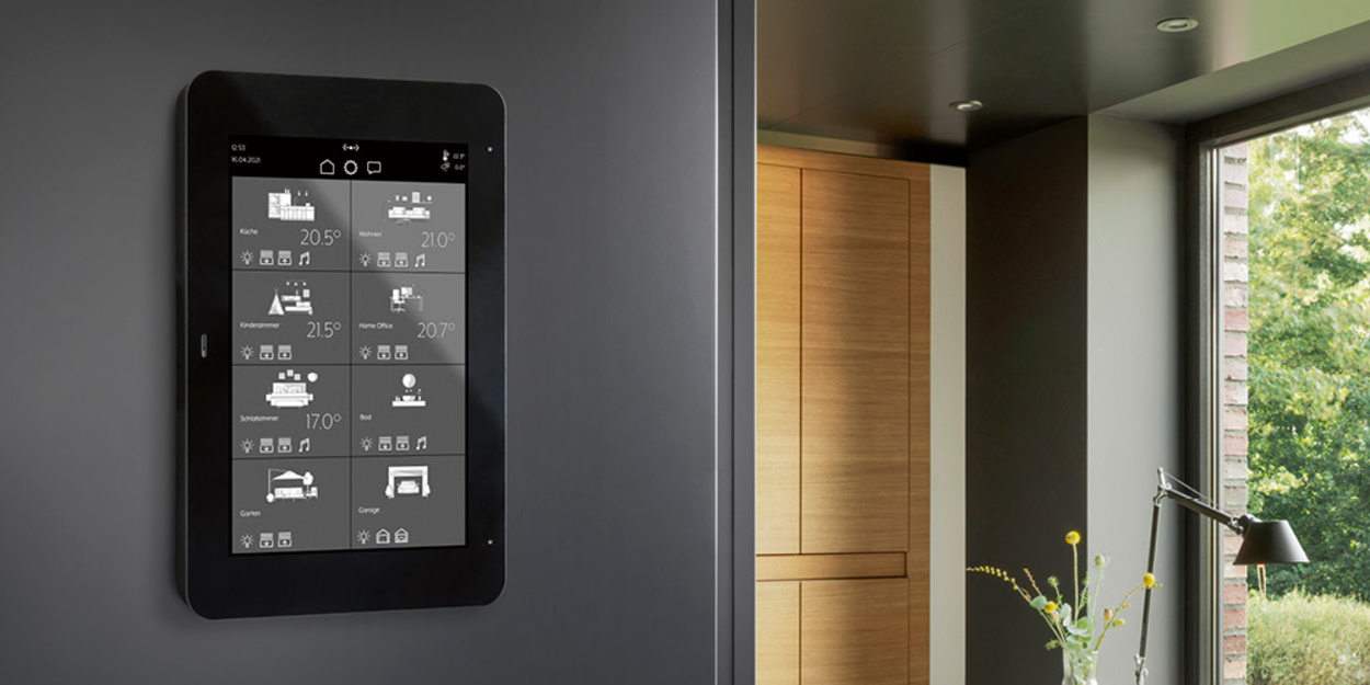 JUNG Smart Panel 8 bei Muster Elektro in Musterstadt